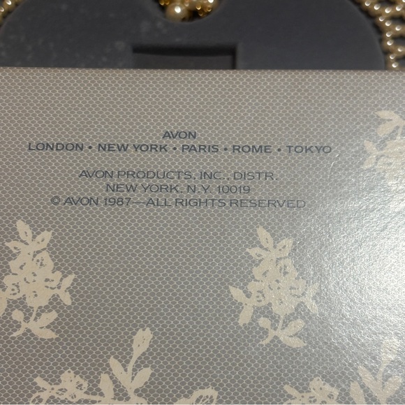 Vintage 1987 Avon Pearlized Lace Gift Set Faux Pearl Neckace & Earrings (NIB) - Picture 10 of 10